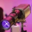 Projecteur de lumière avec un objectif violet, monté sur un trépied, utilisé pour des présentations visuelles.