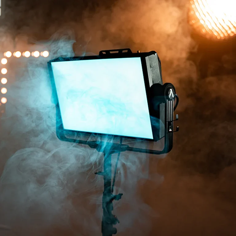 Panneau lumineux Aputure Nova P300C sur un support, émettant une lumière douce dans une ambiance brumeuse.