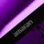 Source de lumière LED amaran avec un éclairage violet, montrant le logo amaran sur un fond sombre.
