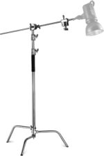 Support de lumière C avec bras extensible et lampe montée, utilisé pour l'éclairage en photographie et vidéo.