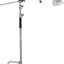 Support de lumière C avec bras extensible et lampe montée, utilisé pour l'éclairage en photographie et vidéo.