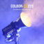 Projecteur COLBOR-CL220 émettant une lumière intense avec un cône en forme d'entonnoir, entouré de fumée légère.