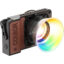 Projecteur LED COLBOR Wonder Series RGB 100W avec lentille colorée et design compact, adapté pour la photographie et la vidéographie.