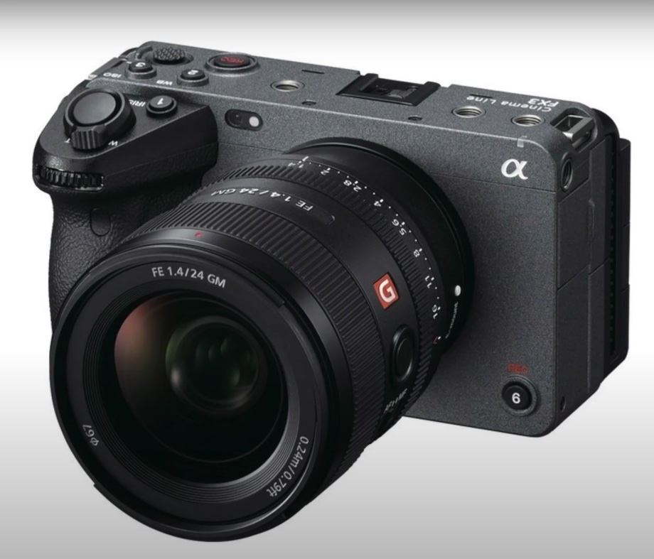 Caméra Sony FX3 avec un objectif FE 24mm f/1.4 GM, vue de côté, mettant en avant son design compact et ses caractéristiques techniques.