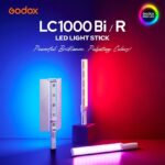promotion Bâton lumineux LED Godox LC1000 Bi/R avec des couleurs vibrantes, affichant des lumières rouge et bleue sur un fond sombre.