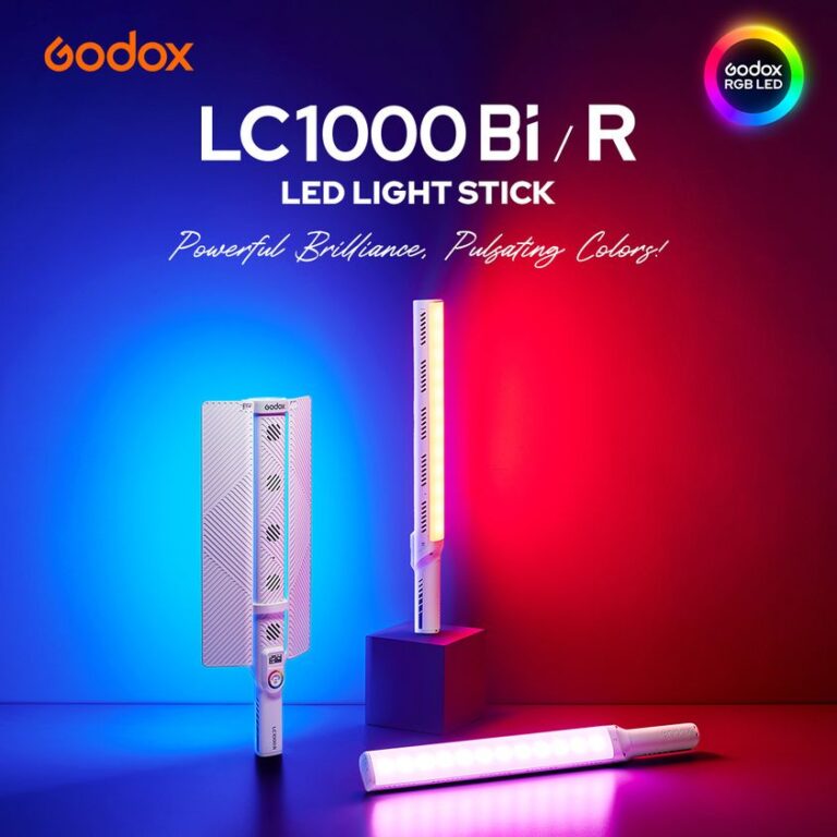 promotion Bâton lumineux LED Godox LC1000 Bi/R avec des couleurs vibrantes, affichant des lumières rouge et bleue sur un fond sombre.