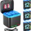 Chargeur de batterie noir avec couvercle bleu, contenant trois batteries et un câble USB, conçu pour des appareils photo et caméras.