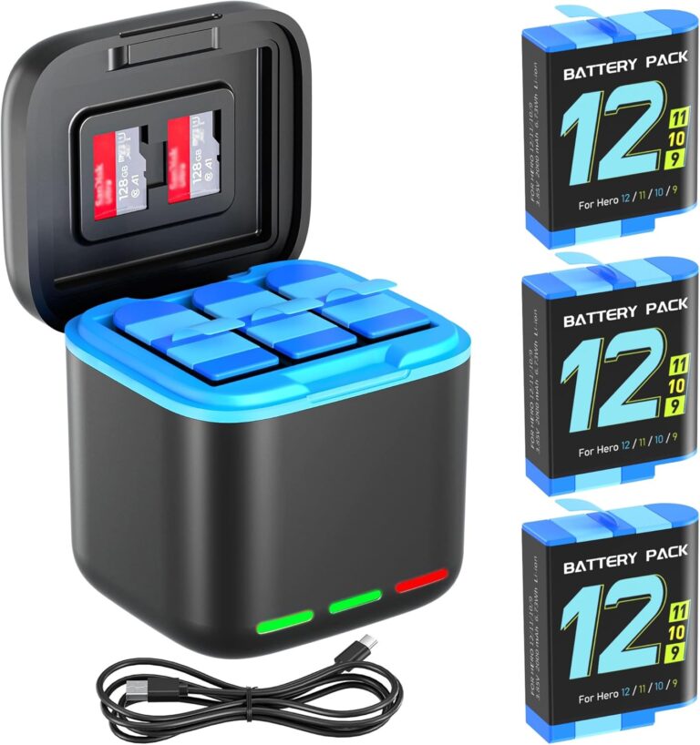Chargeur de batterie noir avec couvercle bleu, contenant trois batteries et un câble USB, conçu pour des appareils photo et caméras.