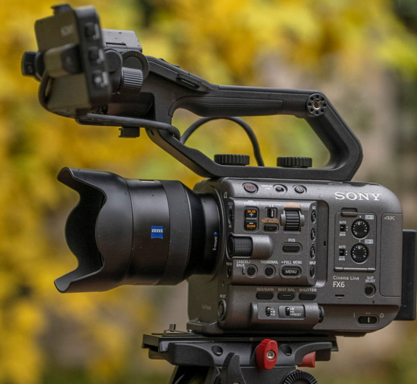Caméra Sony FX6 avec objectif Zeiss, affichant des commandes et des boutons sur le boîtier, conçue pour la capture vidéo en haute définition.