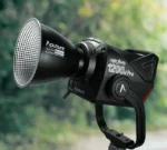 Projecteur Aputure 1200d Pro avec réflecteur, conçu pour l'éclairage professionnel en photographie et vidéo.